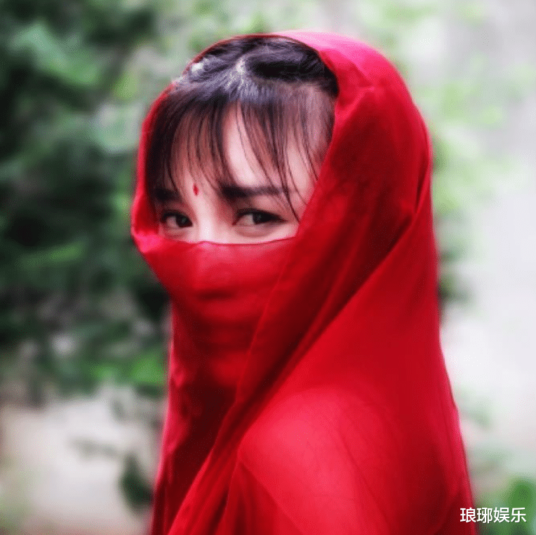 李子柒|李子柒现实中长相如何？和众女星上台站一起，真实颜值如何很显然