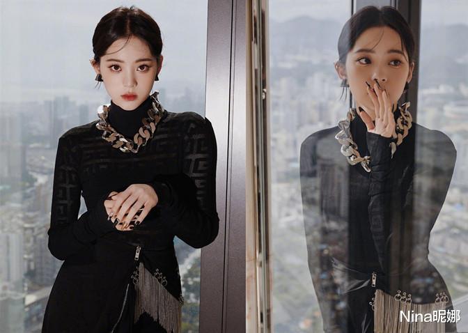 欧阳娜娜|欧阳娜娜风格大变样！染黑指甲穿长裙认不出，罕见浓妆变美艳女郎