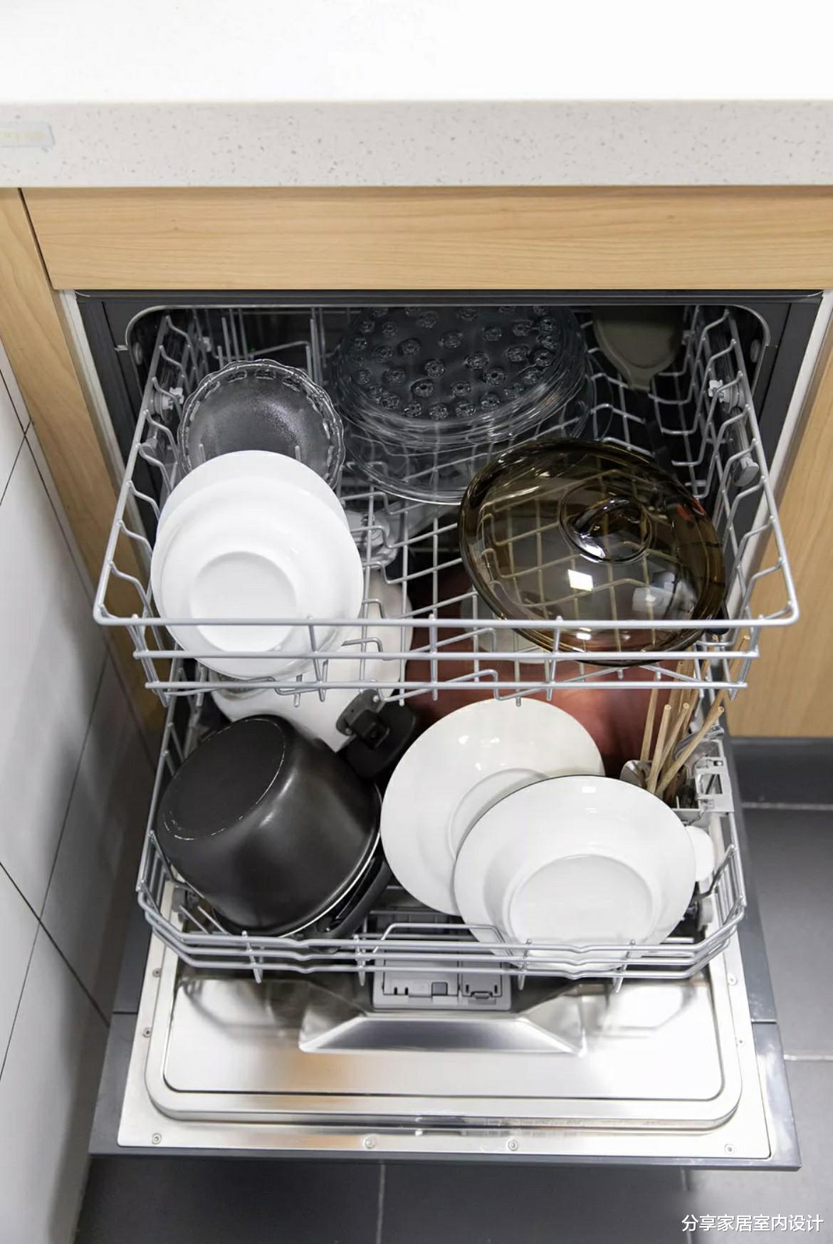 这个家，原木风清爽又舒适，电视墙收纳可以给满分，太实用啦！