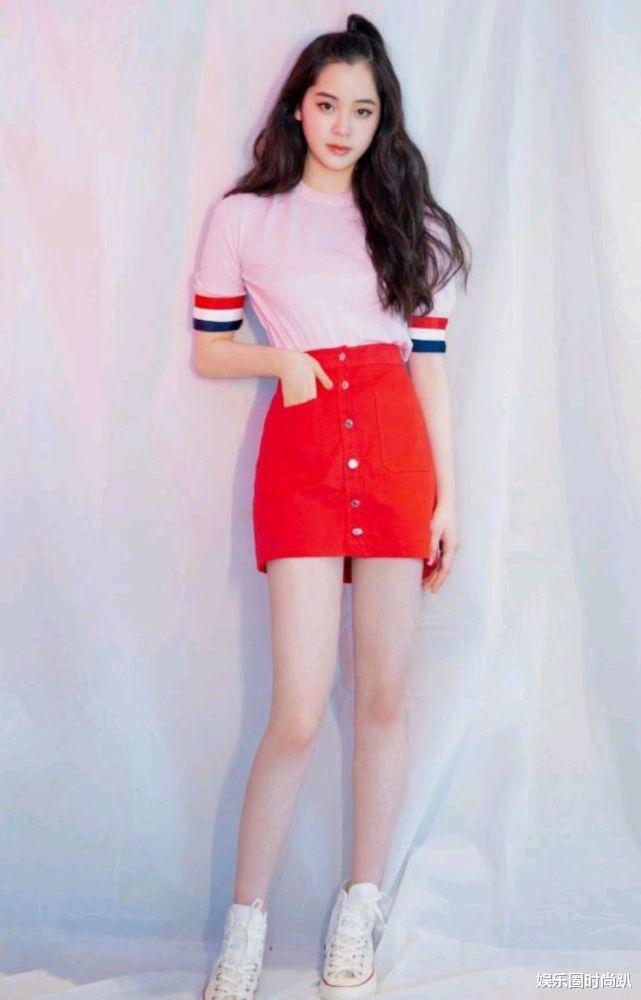 娱乐圈时尚趴|就算不营销身材，欧阳娜娜穿娃娃裙凹出的少女感，照样能甩几条街