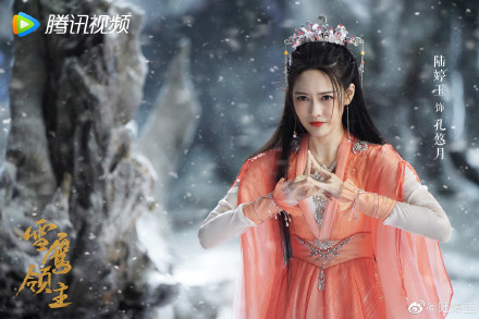 雪鹰领主|陆婷玉晒雪鹰领主精灵氛围感大片 甜美笑容温暖冬日