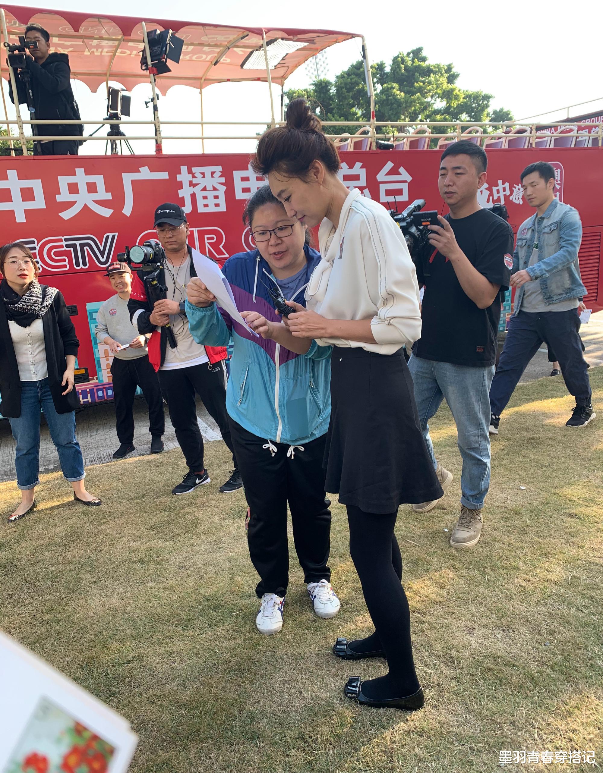 墨羽青春穿搭记|没结婚的李梓萌活成少女，条纹配背带裤青春活力，哪像44岁的人