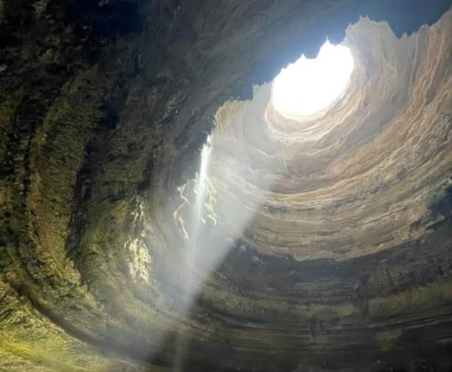 112米深的地狱之井，终于有人到达底部，展现了一个神奇的世界