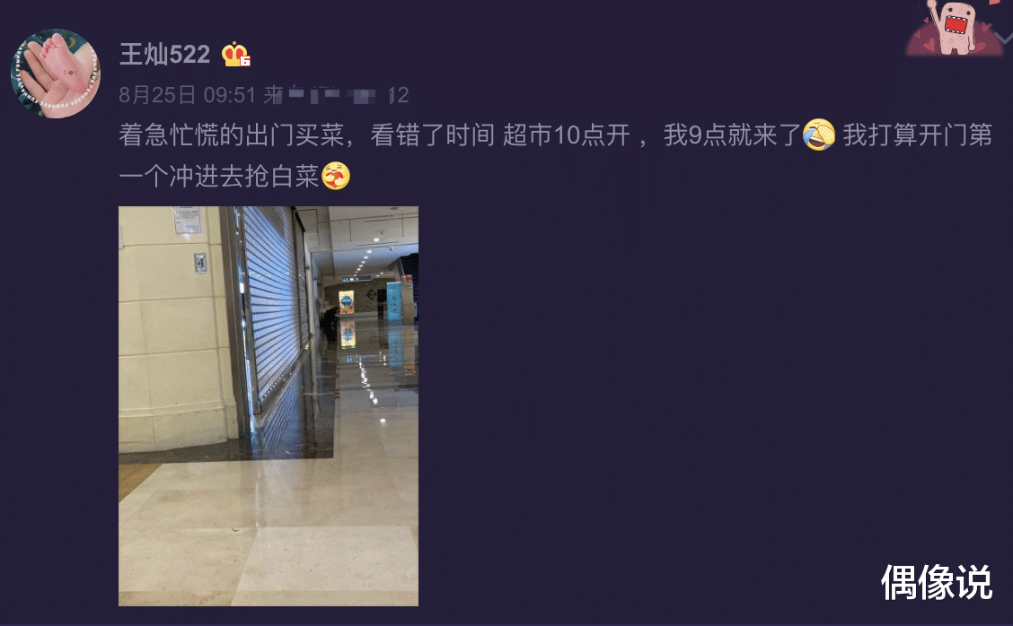 杜淳|杜淳和王灿同游环球影城，贴心帮老婆背包，穿情侣装合影好恩爱！