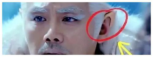 迪丽热巴|小孩子不敢看的穿帮镜头，迪丽热巴衣服都破了一个洞，还笑的辣么开心