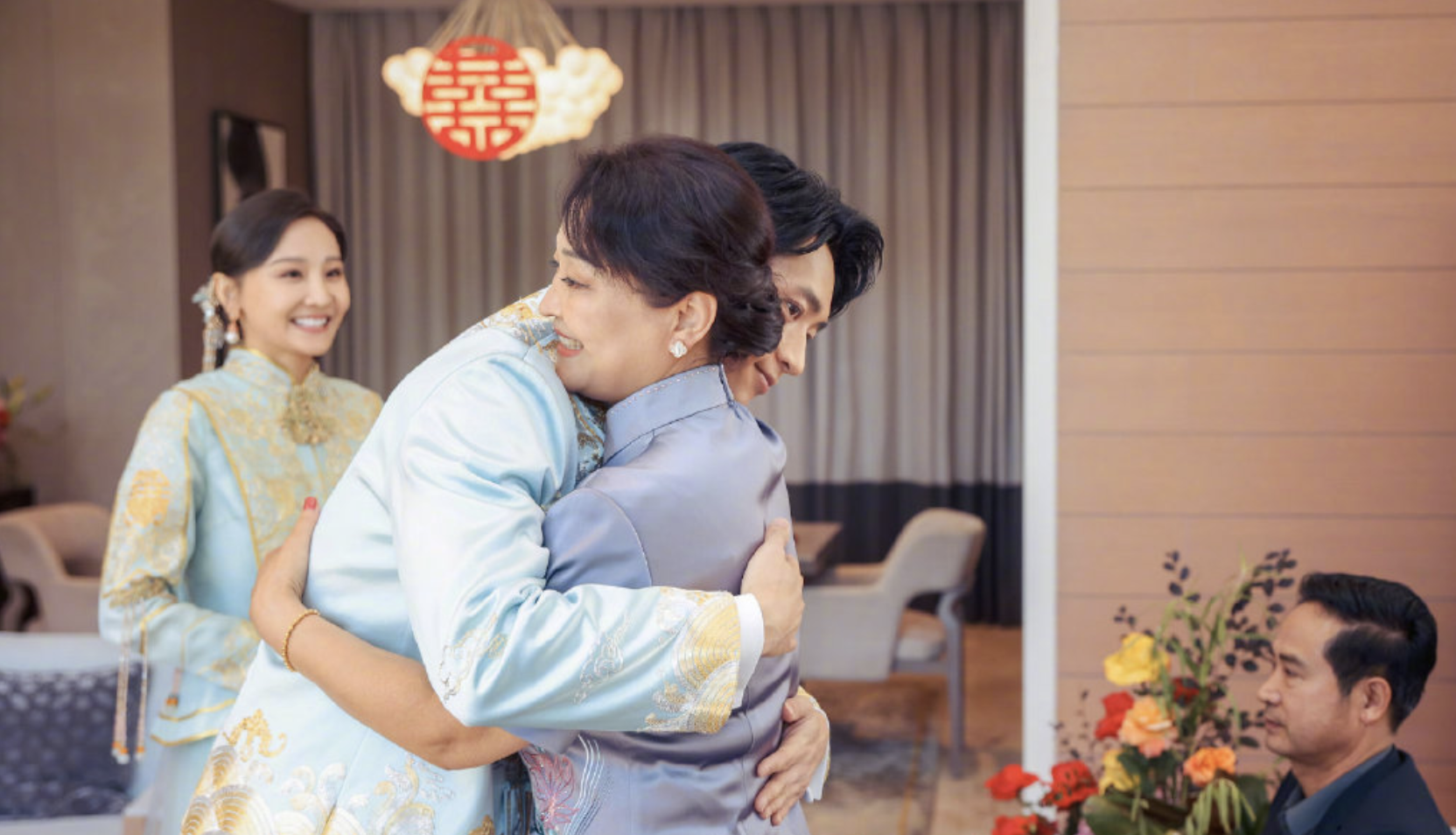 魏晨|魏晨接亲画面曝光，夫妻鞠躬敬茶献长辈，新娘于玮笑容幸福甜蜜