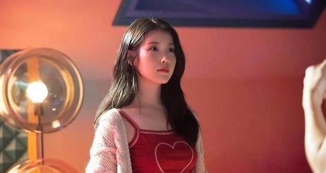 iu|韩流饶舌歌手登顶音源榜后，喊话IU靠边站，靠无意义的挑衅蹭热度