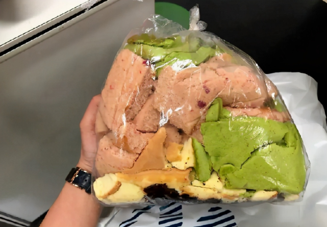 全能辣妈plus|娃想吃蛋糕，家长买了一兜“边角料”遭骂：你的态度决定孩子的高度