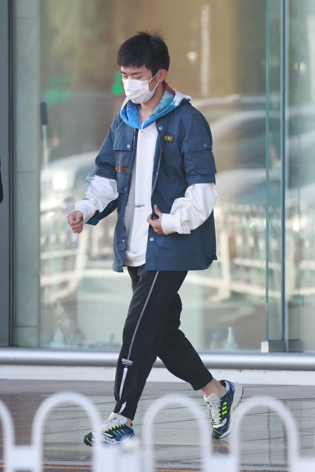 BiuFashion 易烊千玺真是长大了,穿着打扮太有范了挺有范,男友力爆棚