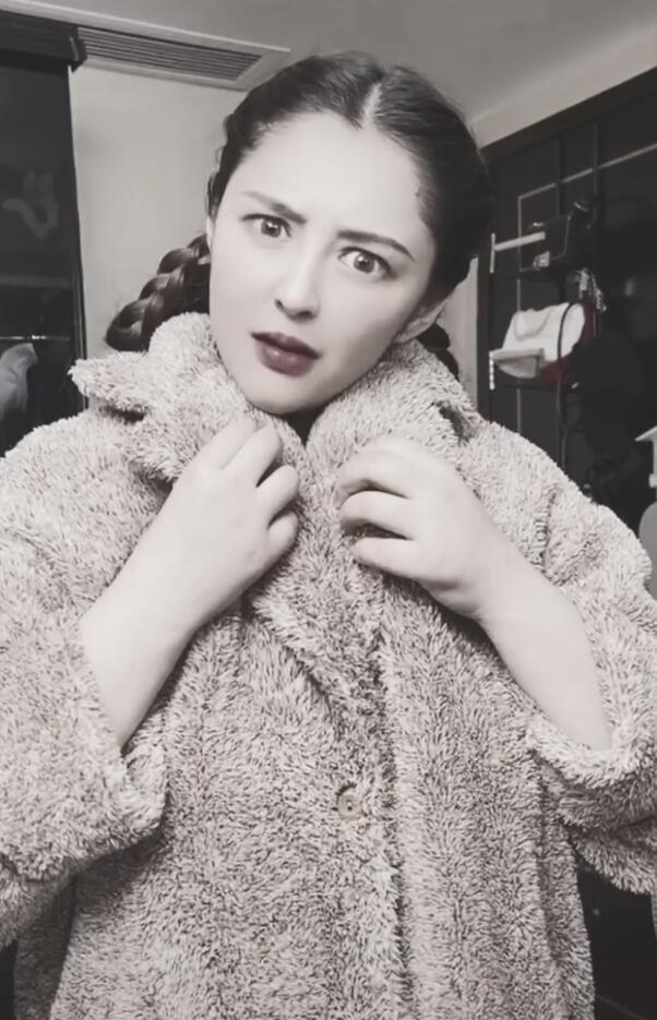 李心艾|演员李心艾减肥失败，对镜子自拍超显胖，被助理调侃：像大狗熊！