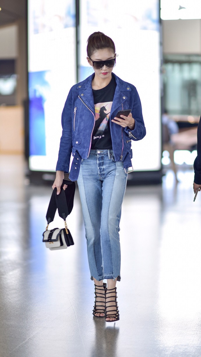 八只爪的猫|江疏影用牛仔裤打造酷帅风，裤腿还“缺一块”，走机场真新潮