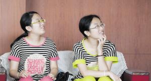 西红柿妈谈育|双胞胎姐妹出生15分钟，妹妹对姐姐这个动作，把在场很多人感动了