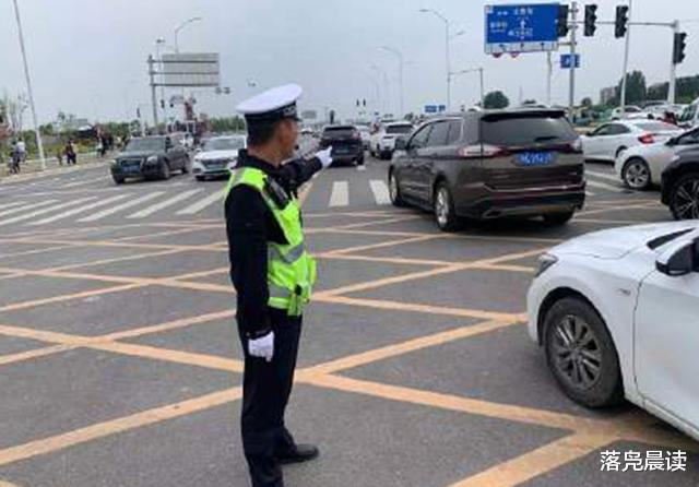 落凫晨读 五一小长假  郑州中牟各景区游客爆棚  交警全员上岗保畅通