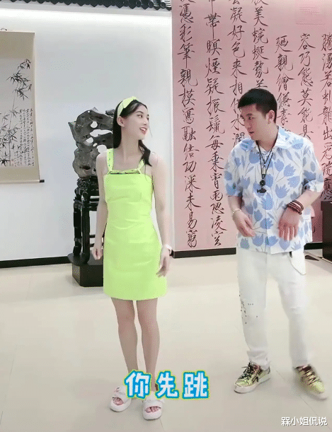 槑小姐侃说|黄圣依在家教老公跳舞，穿荧光吊带裙娇嫩如少女，杨子发福显油腻