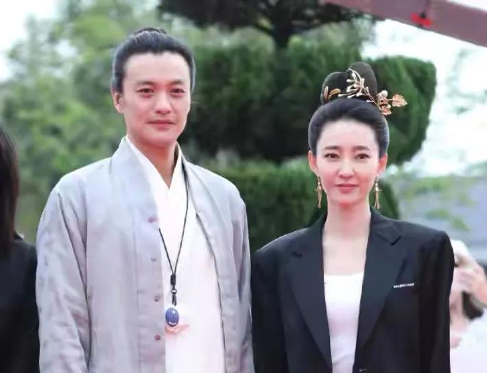 加菲猫说时尚 横店红毯刘浩存拿大奖太长脸!穿短裤暴露腿真粗,曾黎化浓妆显老