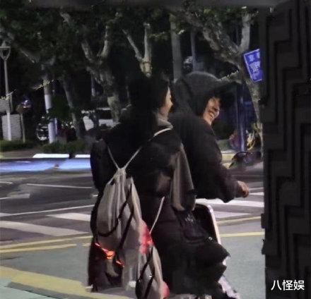 纪凌尘|纪凌尘大4岁女友首晒合照秀恩爱，两个人街头拥抱亲吻，好甜蜜