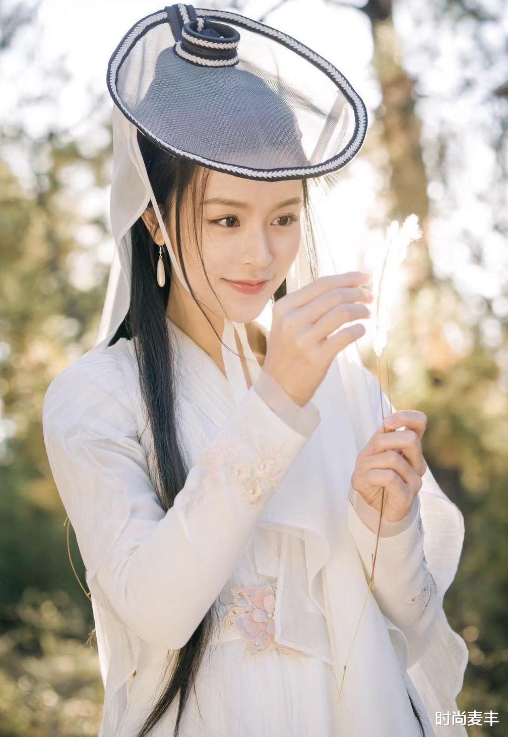 王语嫣|文咏珊扮演新版《天龙八部》王语嫣，白色雪纺古装造型，仙气十足