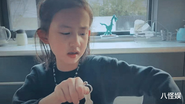 孙莉|孙莉晒小女儿唱英文歌，8岁多妹努力跟歌词表情陶醉，可爱至极
