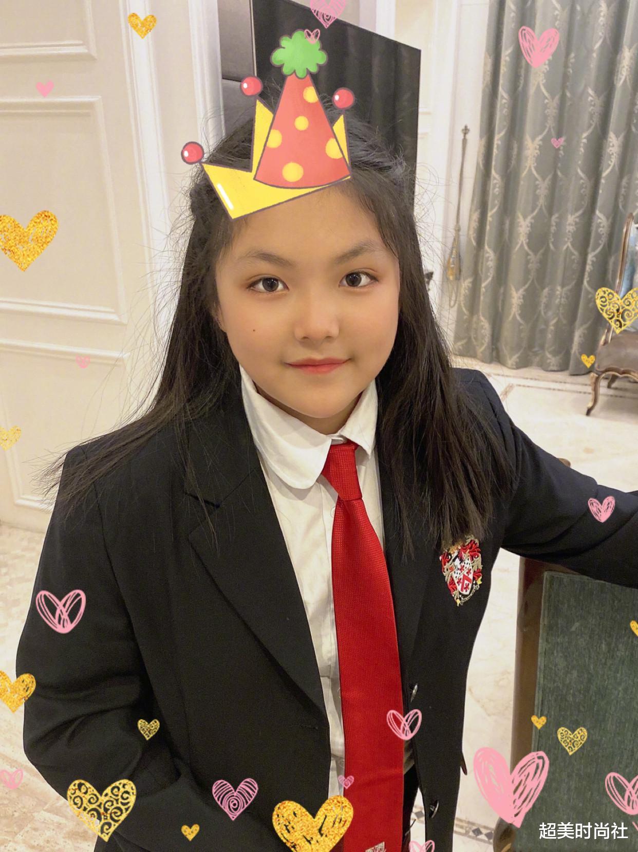 王诗龄|11岁王诗龄罕见晒近照，挑染发色还戴定制手链，五官长开像王岳伦