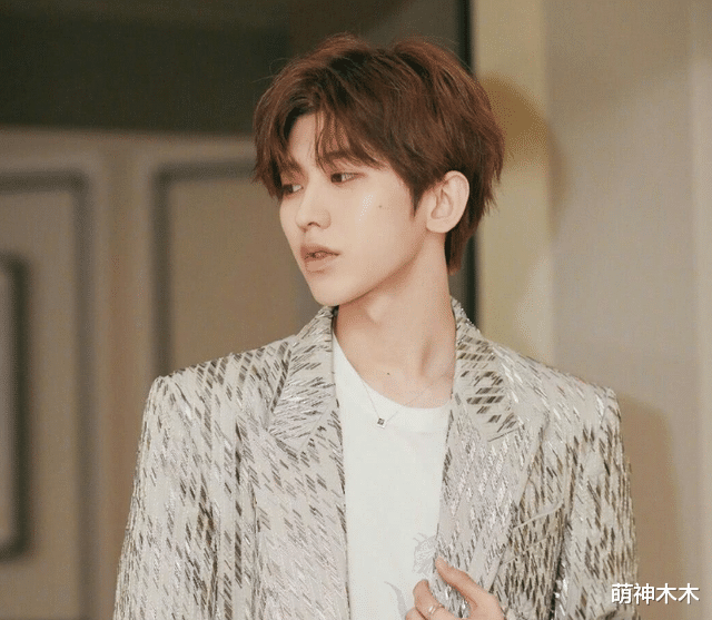 明星|GQ盛典现场照曝光，舞台太简陋用塑料布铺地，明星陆续抵达三亚