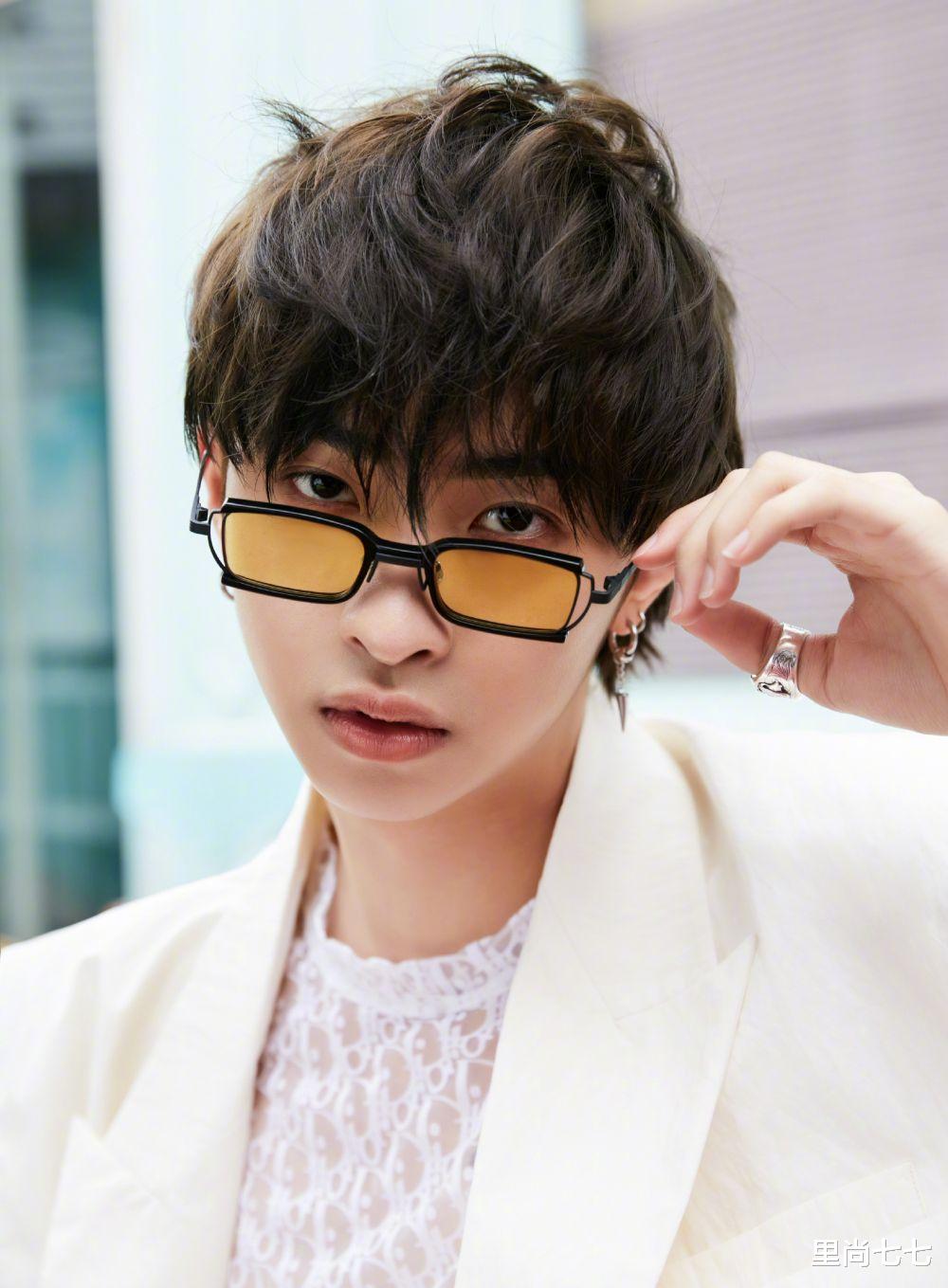 伊能静|伊能静19岁儿子正式出道！首拍时尚大片大变样，撞脸邓伦太像亲爸