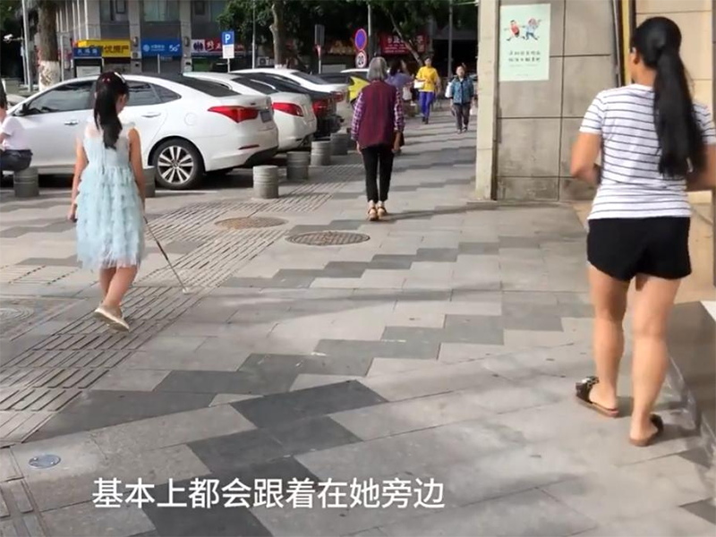 格格巫育儿|十岁盲童独自出行，母亲在其后默默跟随？哪些有助残障人士出行？