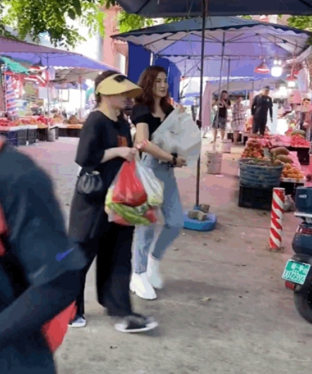 阿娇|阿Sa和阿娇合体逛街，两人形象差距大，阿娇矮胖如路人