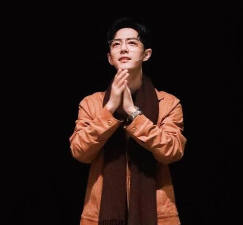 肖战|肖战《如梦之梦》北京首演，品牌商联合送花墙，业内人士现场观演