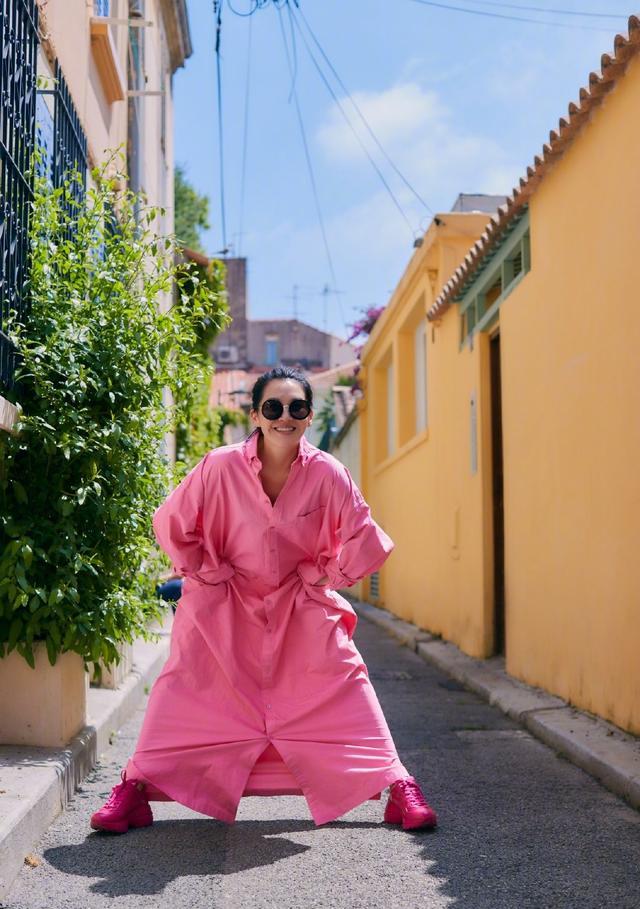 穿衣搭配|51岁许晴不服老，穿玫红裙扎小马尾超减龄，还像年轻人一样敢穿