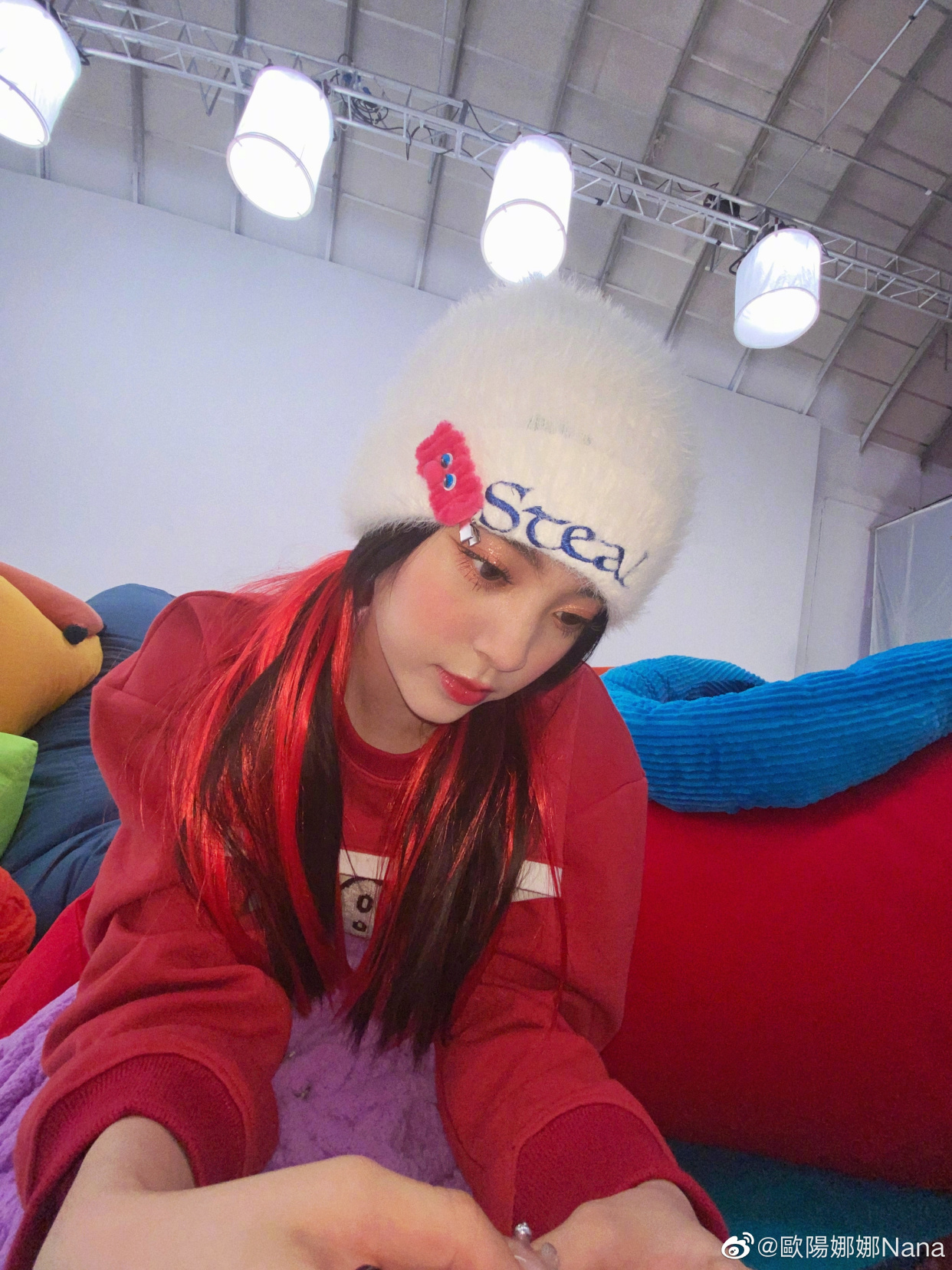 欧阳娜娜|欧阳娜娜美式复古新造型，红衣街头俏皮可爱！