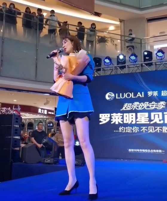 洪欣|东莞：50岁洪欣参加见面会，腿又白又细，“我一个女的看了几遍”