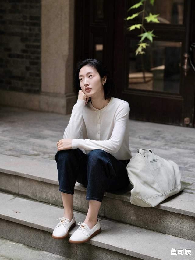 鱼司辰|秋游怎么穿才能拍出时尚大片？风衣+白色长裤，气质高级还显腿长