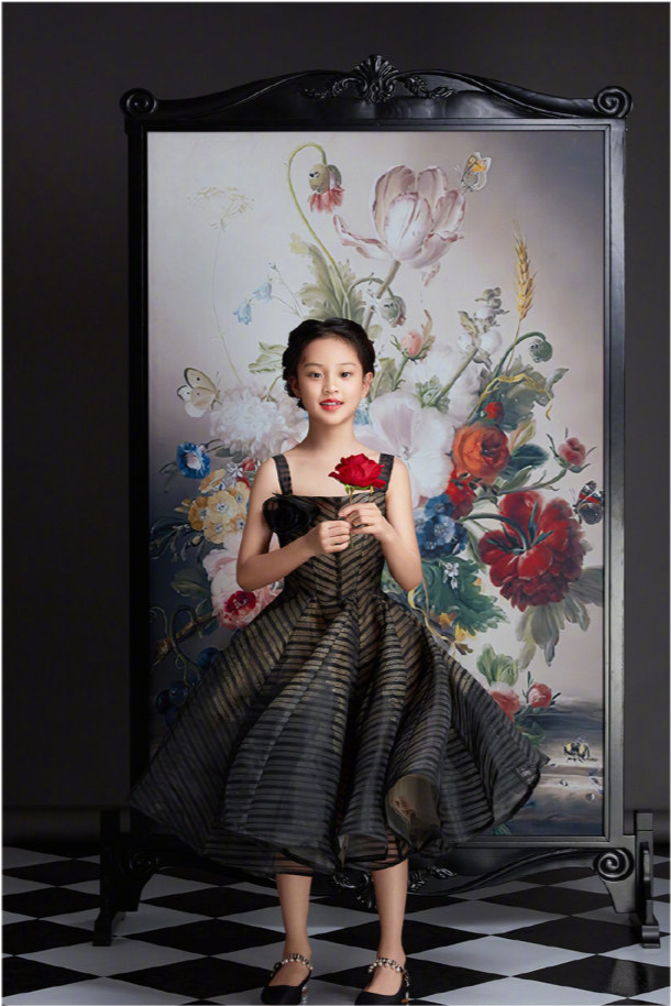 时尚风行派 9岁甜馨彻底华丽大变！穿吊带裙惊艳美成女明星，化精致妆容美到爆