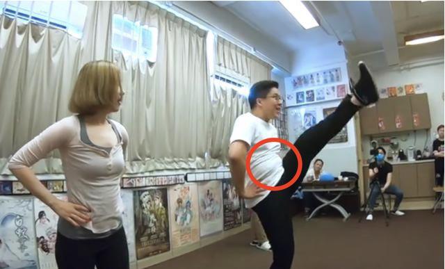 霍启刚|霍启刚携妻吃路边摊接地气,郭晶晶穿小香风出镜,戴耳环造型精致