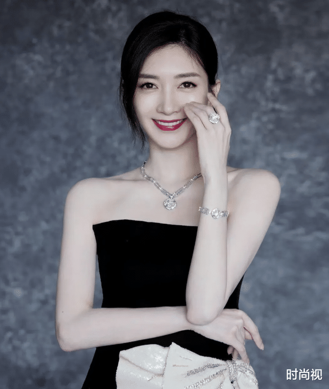 穿衣搭配|刘诗诗江疏影穿搭黑色裙装气质非凡，陈钰琪好身材挡不住