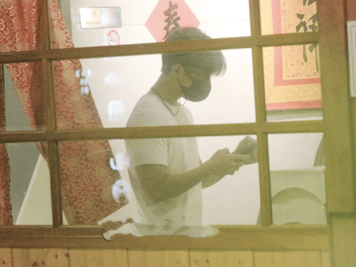 甘比|47岁贾静雯晒庆生照，与修杰楷过二人世界，母女四人合影画风搞怪