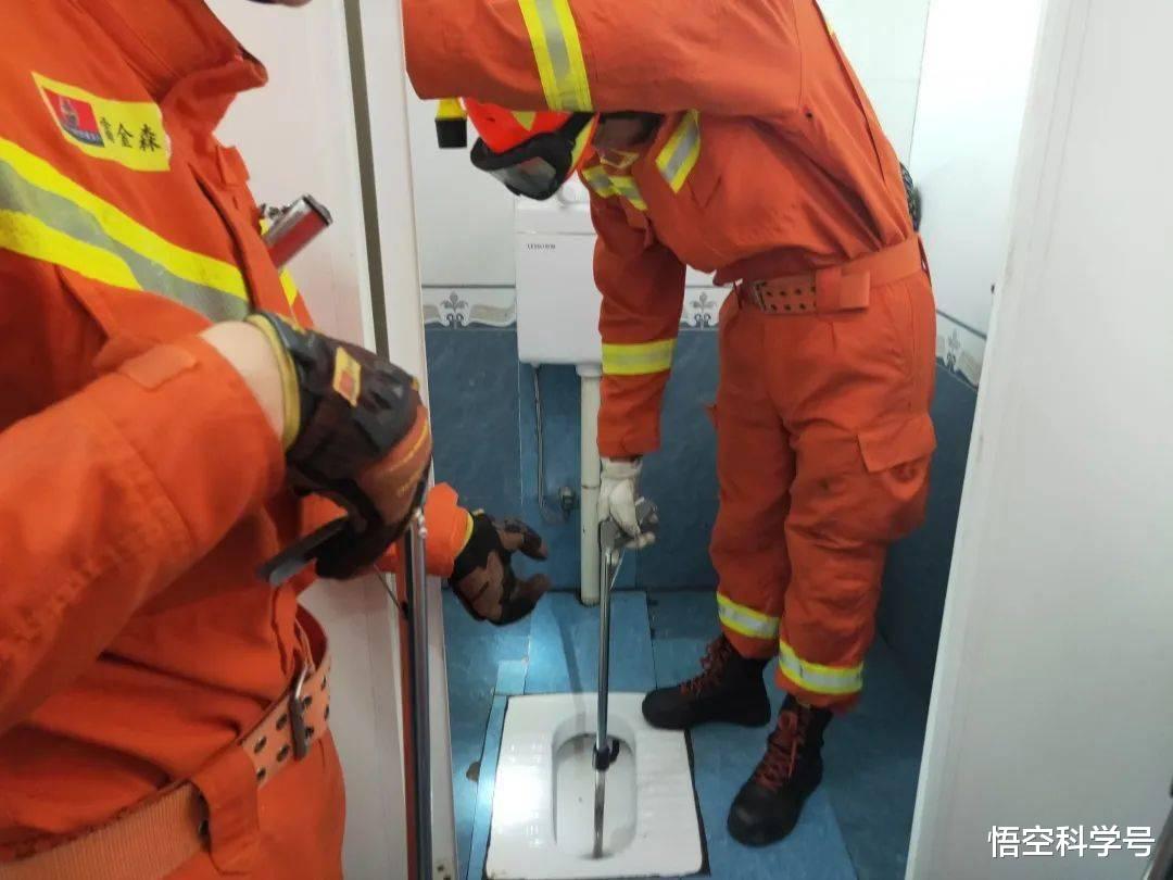 排水管中交配时被抓!东部拟眼镜蛇,是不是眼镜王蛇的对手?