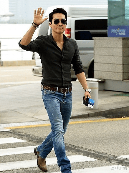 锦鲤时尚|刘亦菲前男友身材真不错，穿紧身T恤也看不出肚腩，没有大叔感