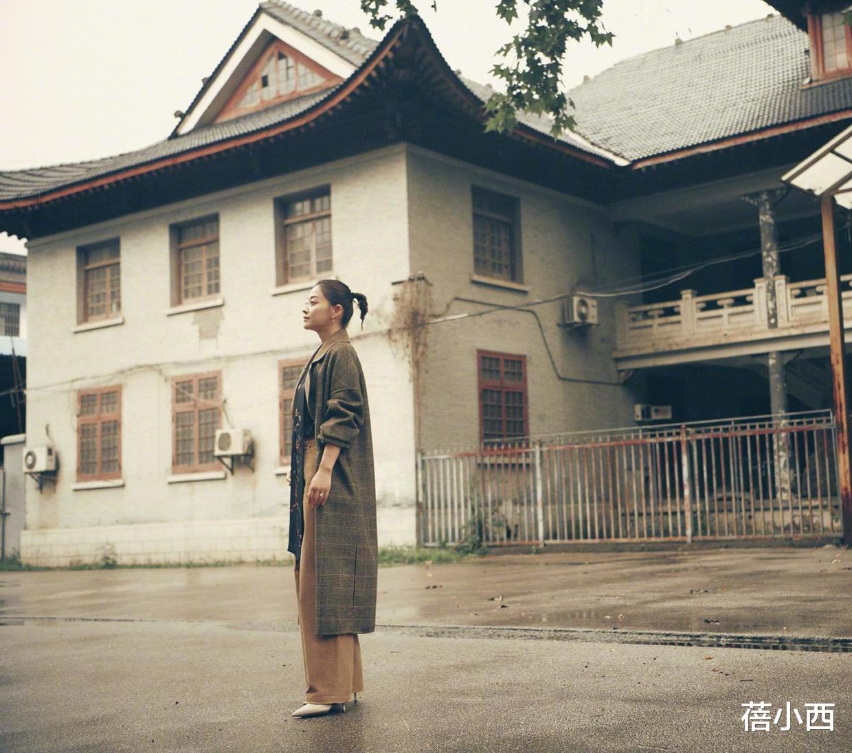蓓小西|梅婷减肥成功年轻至少10岁，穿衬衫裙配斜肩上衣，时尚感扑面而来