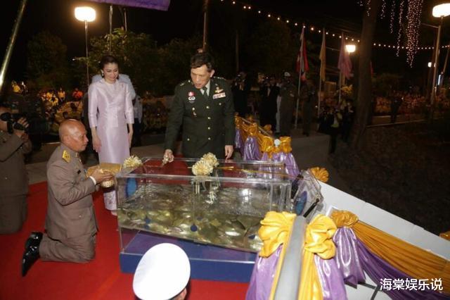 诗妮娜|泰王69岁生辰喜笑颜开，苏提达带头贺寿，诗妮娜委屈地上不了台面