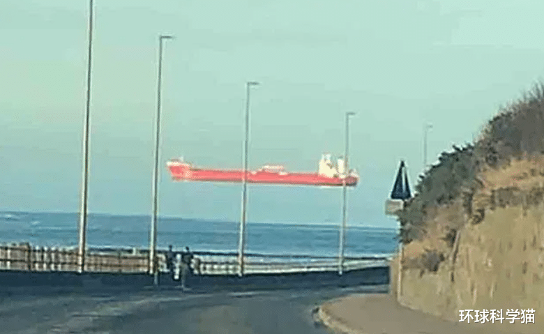 ?罕见,英国多地海面上出现“悬浮游轮”,到底是怎么回事?