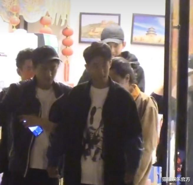 李云迪|34岁陈晓深夜聚餐，喝到微醺走路跌跌撞撞被扶着走，还要赶回家