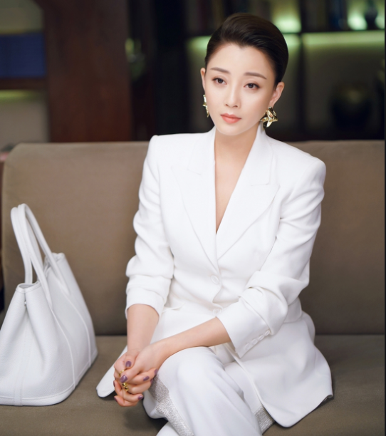灵熙说珠宝 实力派女演员殷桃,40岁后,少女感更加明显了