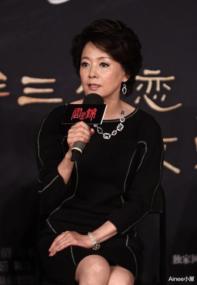 Ainee小屋|张瑜才是优雅代言人,穿描边黑裙配高跟鞋,妆容素雅大气挺高贵