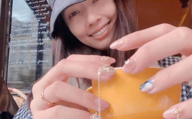 发型|郭碧婷真有阔太范，做指甲都镶“金链子”，果然是不用做家务的人