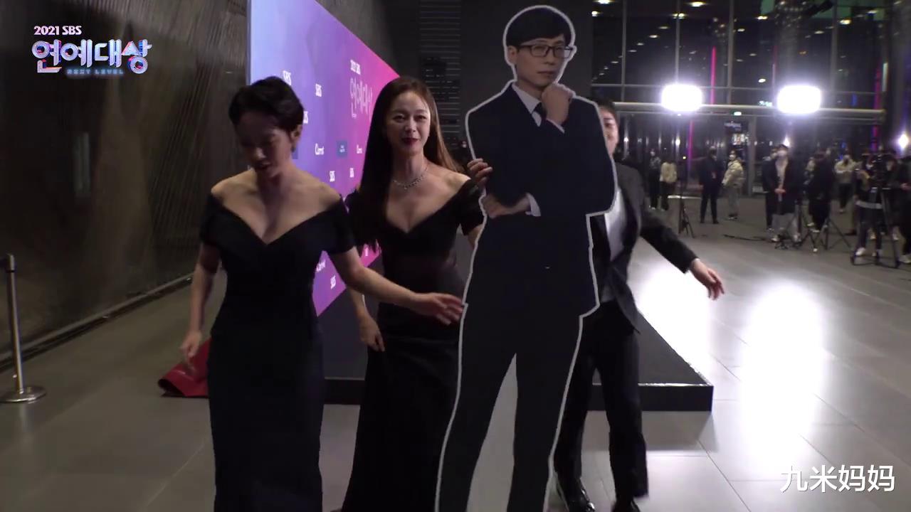 宋智孝|2021SBS演艺大赏红毯，女明星流行穿低胸长裙，身材一个比一个好