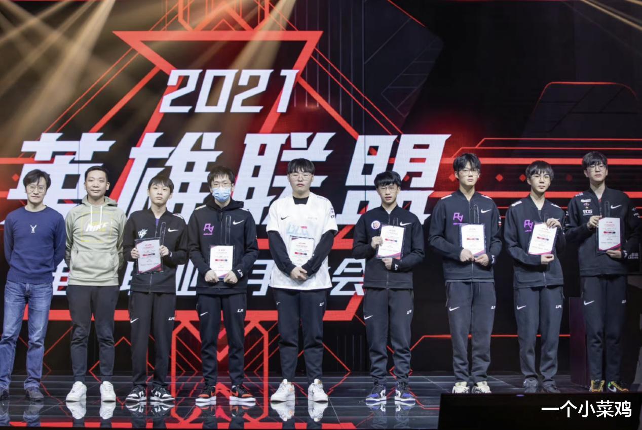 lpl|LPL选手集体被折磨，jiejie险些成“250”，GALA眼睁睁看着自己的辅助跑了