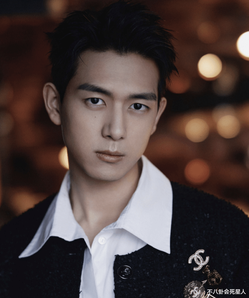 明星素颜|15位当红男星素颜：眯眯眼、月球表面、满脸痘，还暴露动脸痕迹