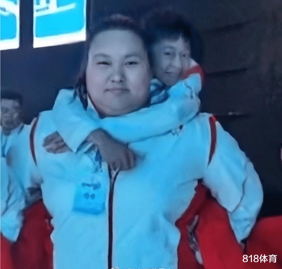 杨皓然|反差萌! 全红婵骑大马举重冠军李雯雯, 趴雯姐背后露巴掌脸小鸟依人