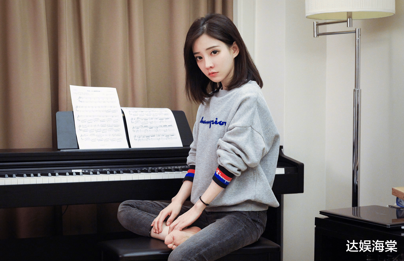 冯提莫|冯提莫更新动态，陪朋友二刷环球影城，和网友互动透露下一步日程